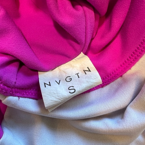 NVGTN sports bra/crop top - Picture 3 of 3